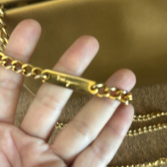 Salvatoree Ferragamo 2 way may gold evening bag. - Picture 5 of 14